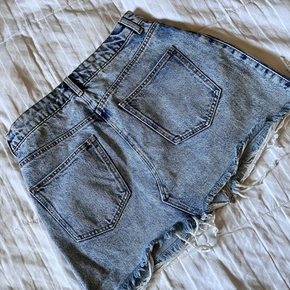 ZARA mini skirt with a mid waist and belt loops.Front metal button closure.